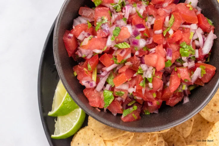 featured image showing the homemade pico de Gallo ready to eat.