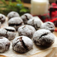 Finished chocolate crinkle cookies ready to eat