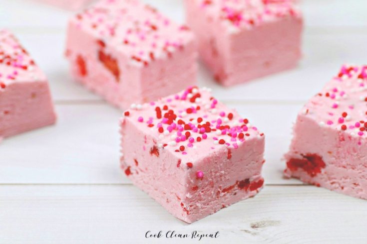 Featured image showing the finished strawberry fudge