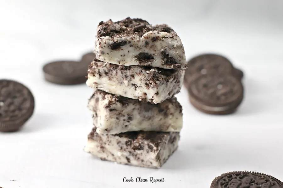 Featured image showing the finished cookies and cream fudge recipe.