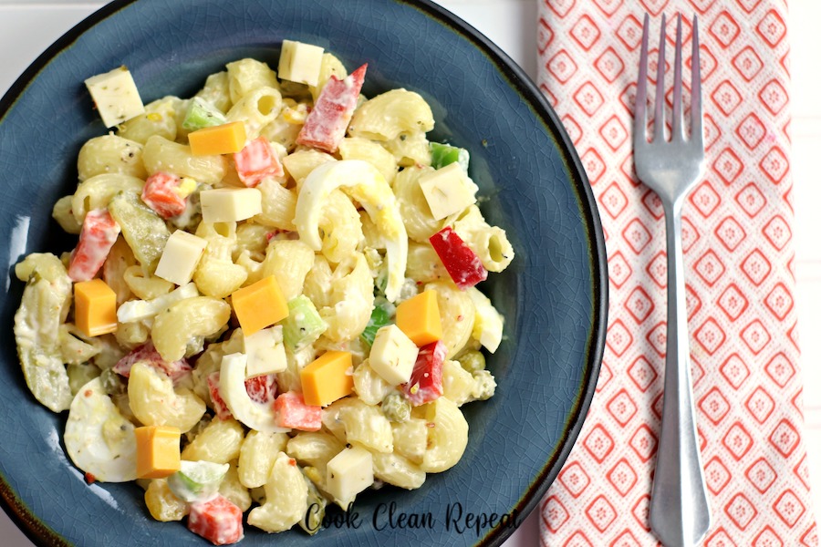 Featured image showing the finished creamy pasta salad recipe.