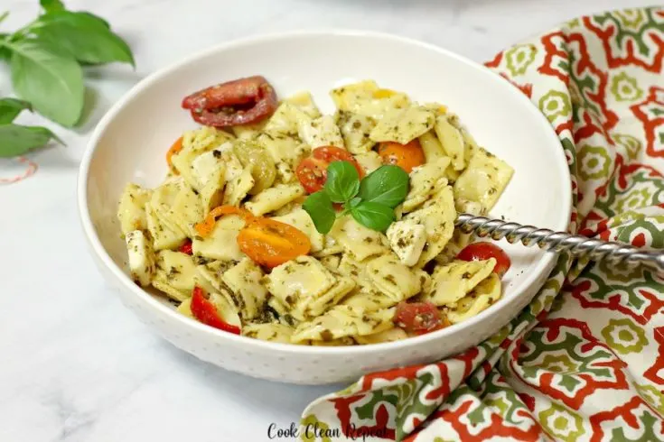 Featured image showing the finished pesto pasta salad