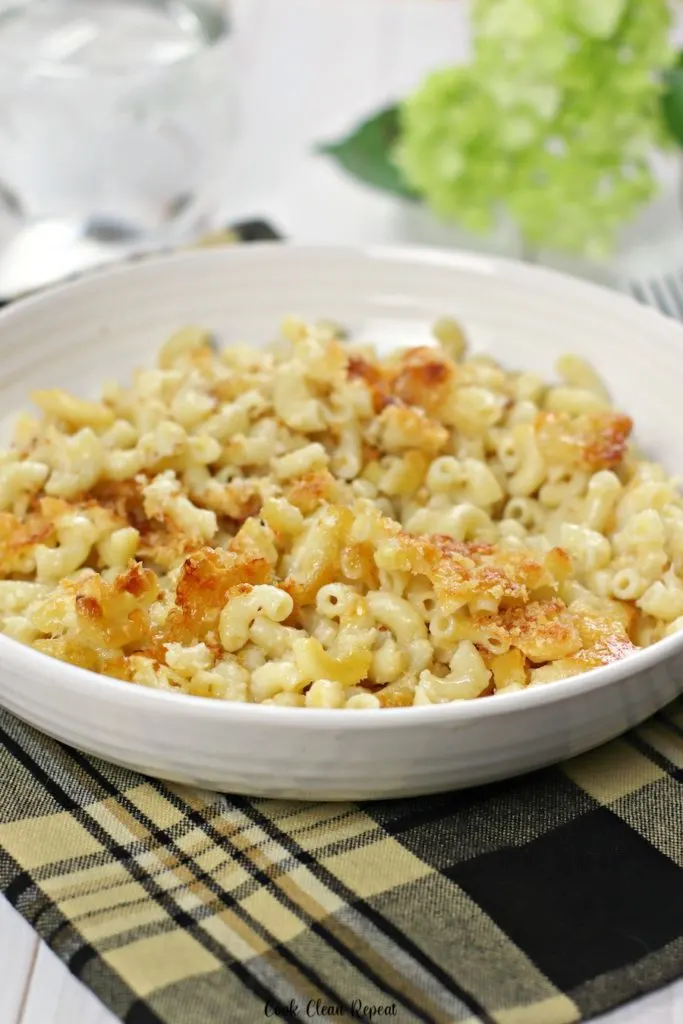 A delicious bowl of baked macaroni and cheese like they make at Ruby Tuesday. 