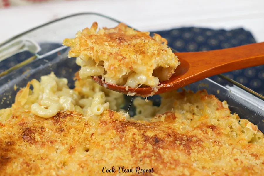 A scoop of the delicious Mac and cheese recipe. 