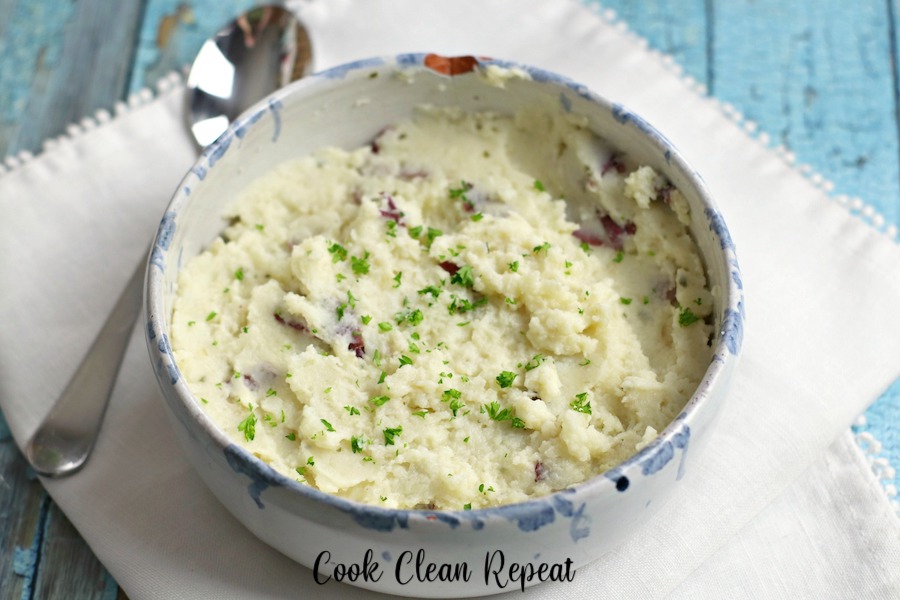 Featured image showing the finished Instant Pot garlic mashed potatoes from Ruby Tuesday.
