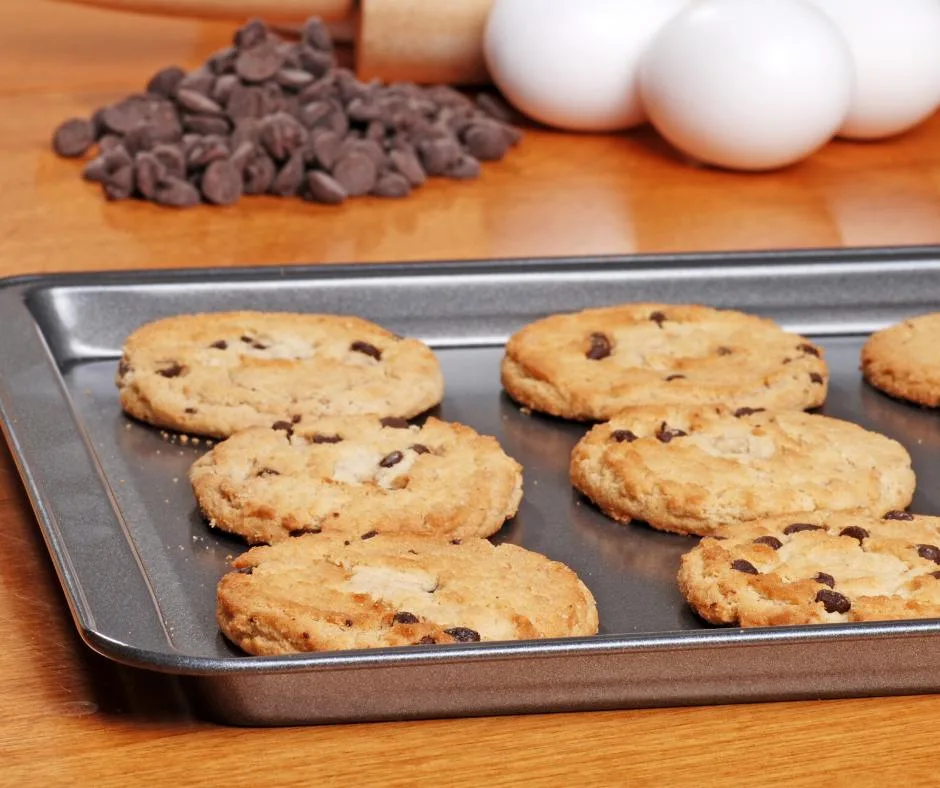 How to clean your old cookie sheet without scrubbing