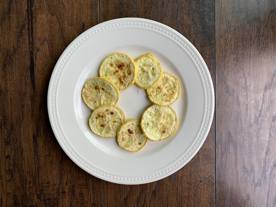featured image that shows the finished baked yellow squash recipe on a plate ready to eat.