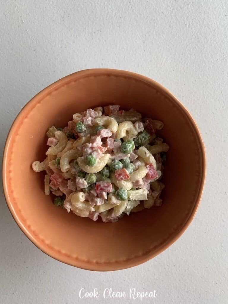 Featured image showing the finished pasta salad in a bowl ready to be eaten.