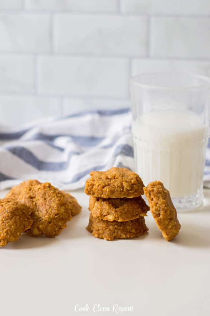 Un aperçu d'une pile de biscuits à la citrouille finis sans cuisson prêts à servir.