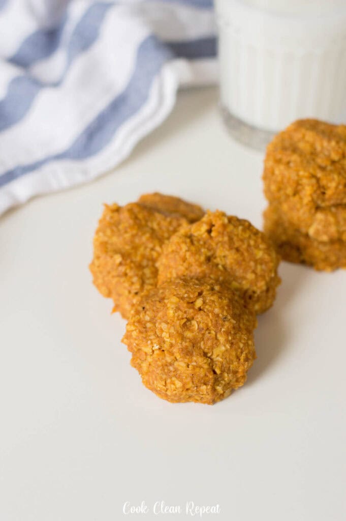 Uno sguardo ravvicinato ai biscotti di zucca finiti.