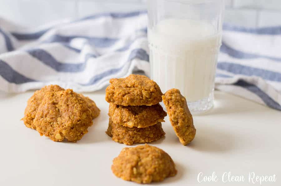 lækre færdige cookies klar til at blive delt.