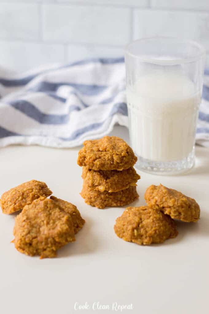 Galletas de calabaza sin hornear apiladas listas para compartir.