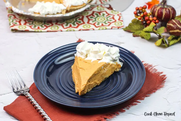 Featured image showing the finished no bake pumpkin pie recipe ready to eat.