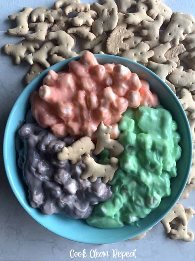 A look at the dip with animal crackers ready to eat.