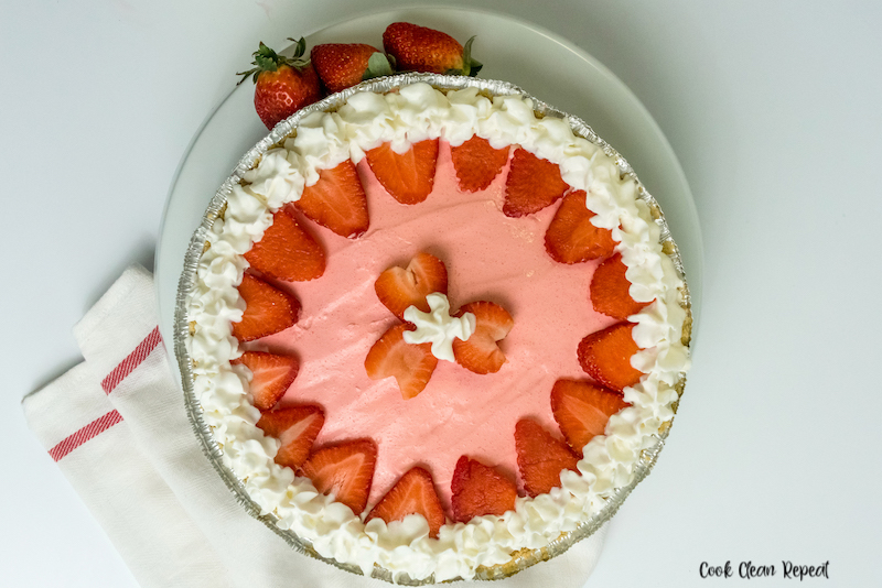 Featured image showing the finished full strawberry jello pie with cool whip.