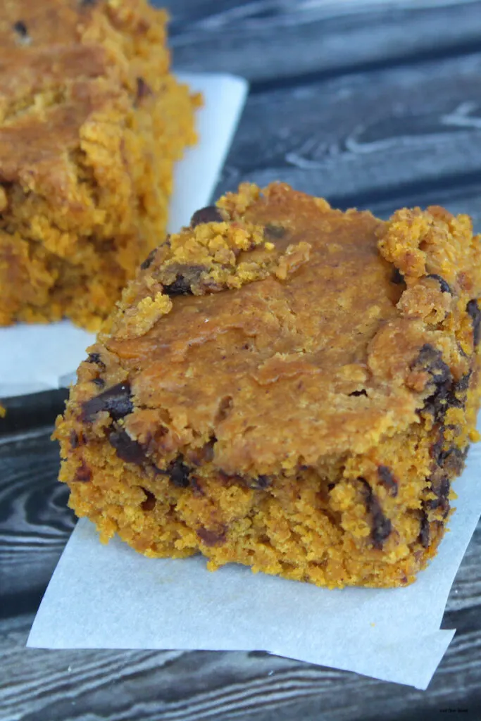 A close of the finished pumpkin blondies ready to eat. 