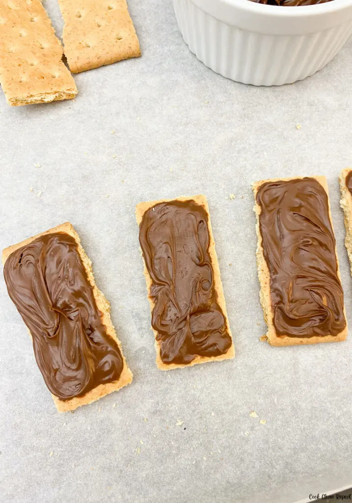 Nutella spread on each graham cracker