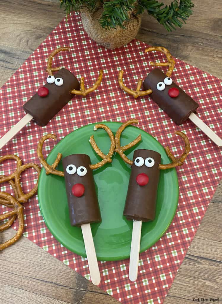 Finished reindeer Swiss cake rolls ready to eat