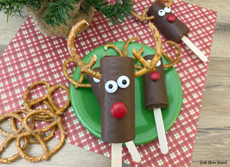Featured image showing the finished reindeer snack cakes ready to eat