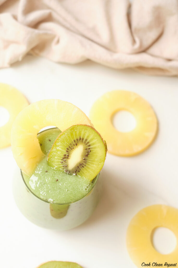 a look at the finished pineapple kiwi smoothie. 