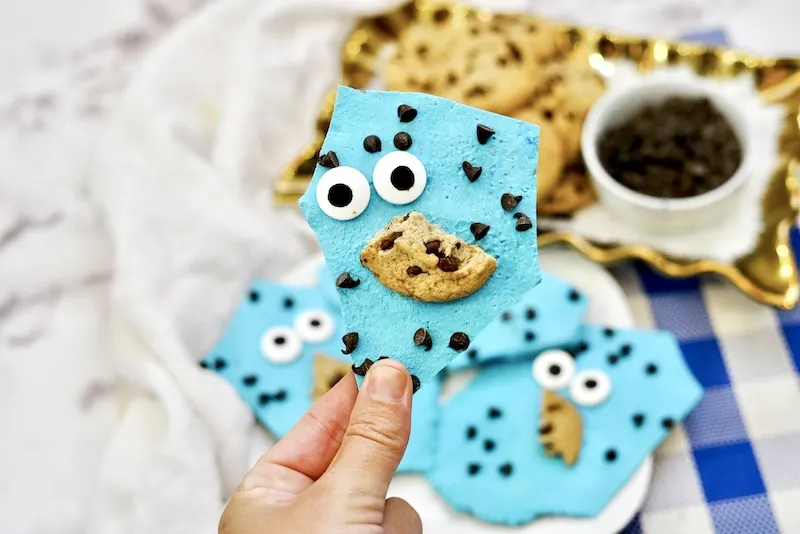 featured image showing the finished Cookie Monster candy bark.