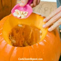 How to Clean Out a Pumpkin Featured Image
