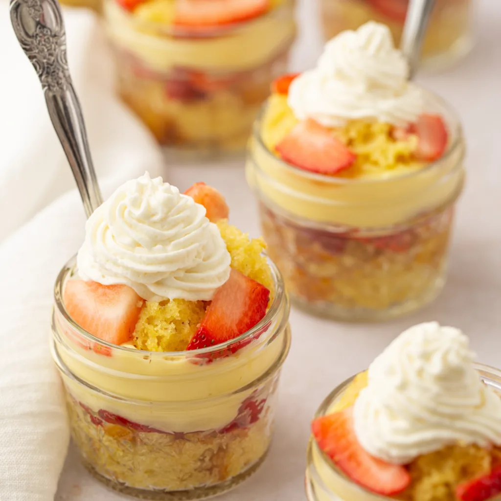 Featured image showing finished strawberry shortcake in a jar.