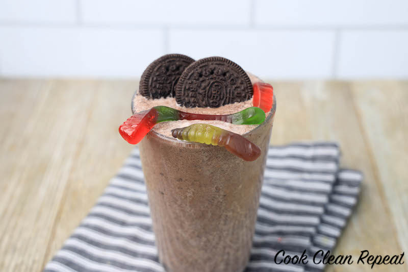 a look at the finished halloween dirt shake
