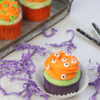 featured image showing the finished eyeball cupcakes ready to eat
