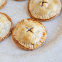 featured image showing finished mini apple pie pockets ready to eat