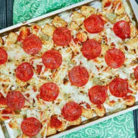 featured image showing the finished pizza tater tot casserole ready to enjoy