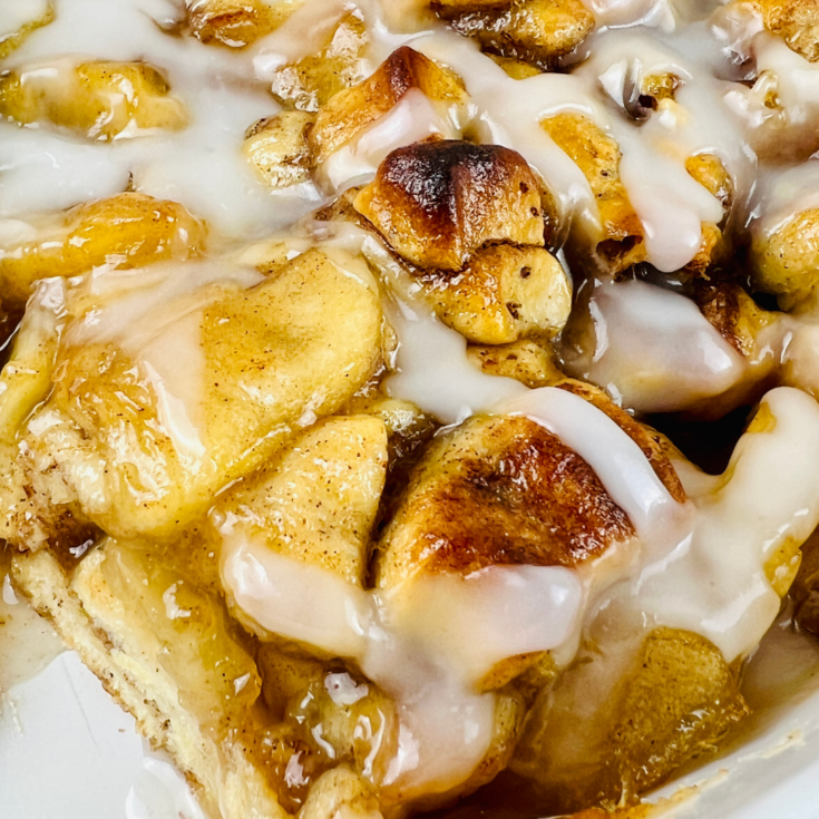 featured image showing finished apple pie cinnamon rolls.
