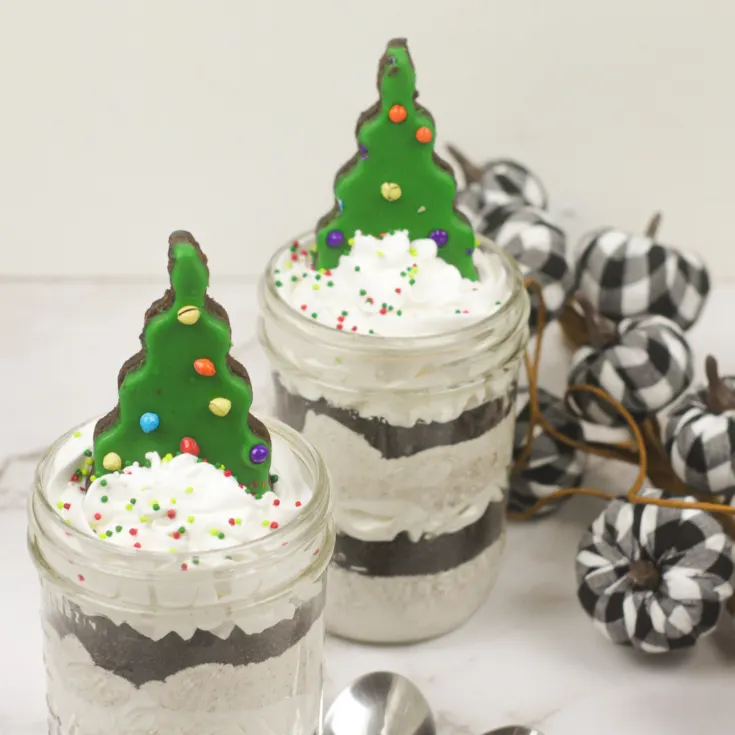 Christmas dirt cups featured image shown ready to eat.
