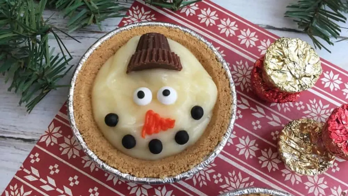 Mini pudding pies with snowman faces.