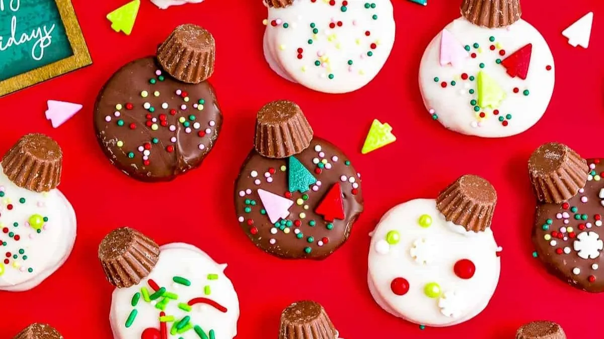 Crackers coated in chocolate and decorated to look like ornaments.
