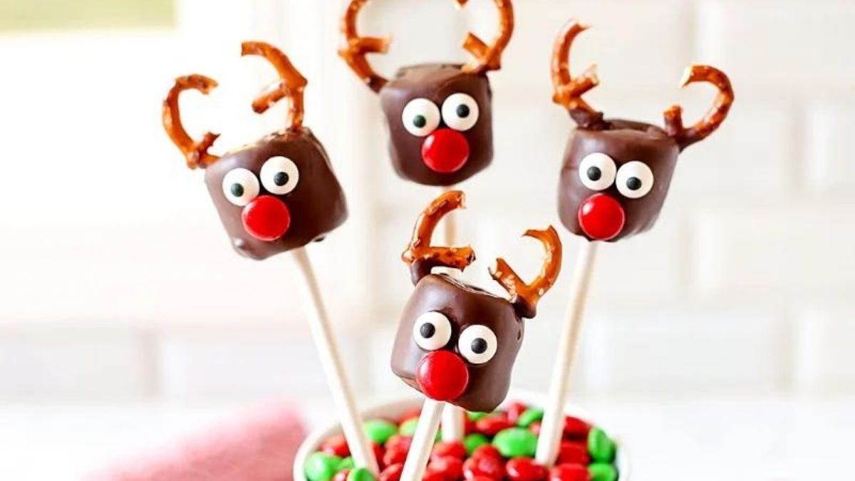 Reindeer pops that are made of marshmallows, on a stick.