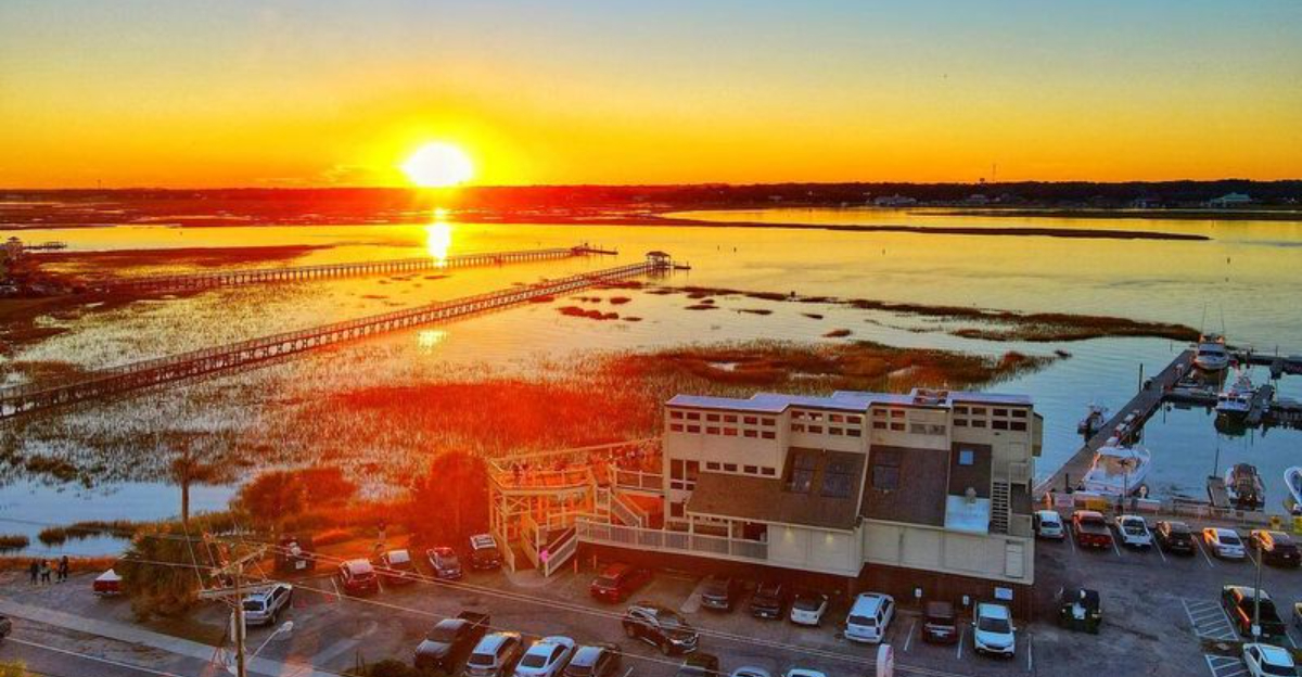 17 Beachfront Restaurants In South Carolina Locals Like To Keep Secret