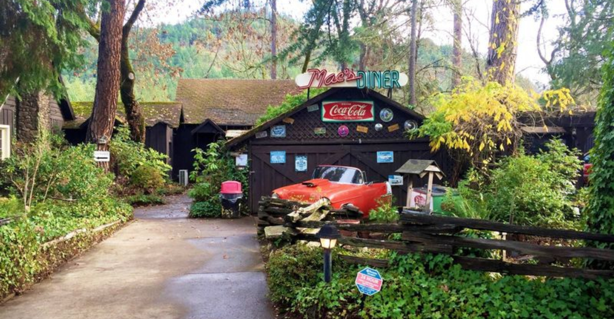 Oregon Road-Trippers Swear By The Club Sandwich At Mac’s In Shady Cove