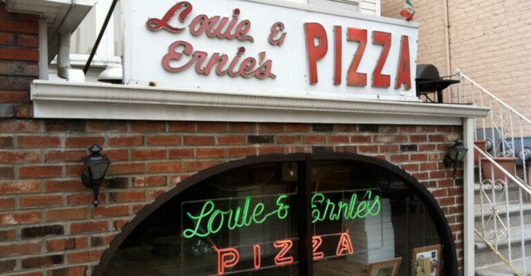 The Top ”Hone-In-The-Wall” Eatery In New York State Is A Small Bronx Pizza Spot From 1947