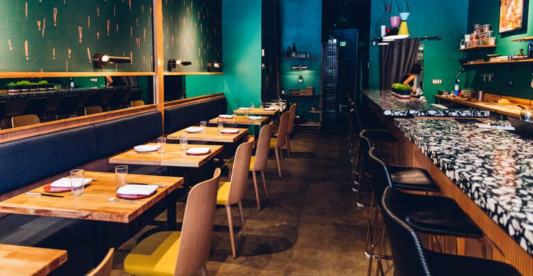 These 15 Florida Restaurants Stay Busy Even When The Lot Looks Bare